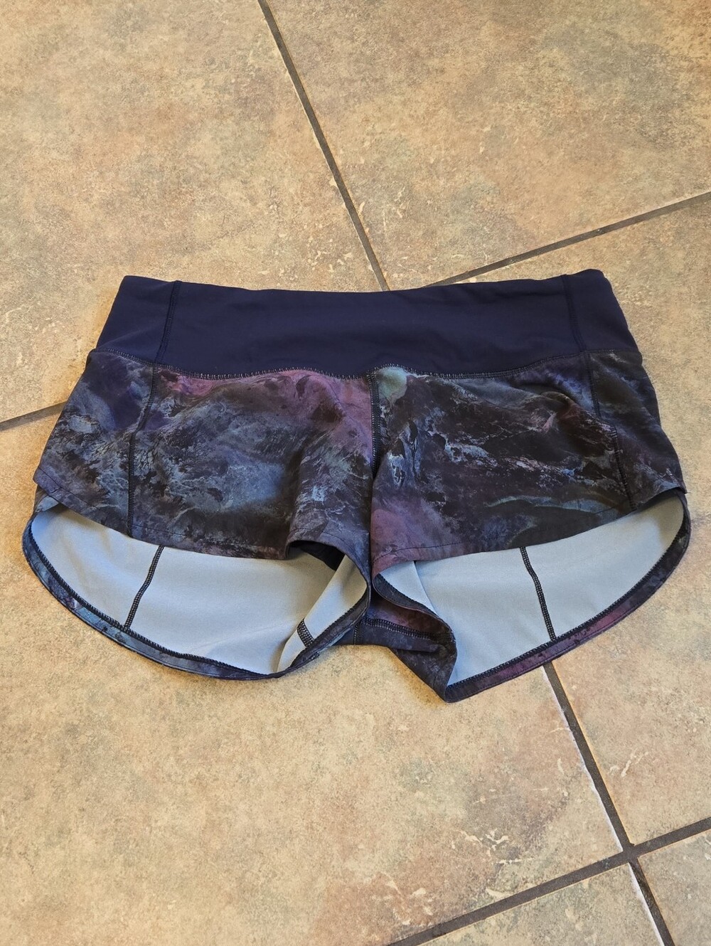 Lululemon Speed Up Short 2.5" Lined in Radiant Multi Midnight, size 4.